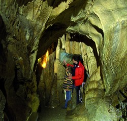 Trockenen Fußes kann man durch die beeindruckende Landschaft der Binghöhle in Streitberg laufen.